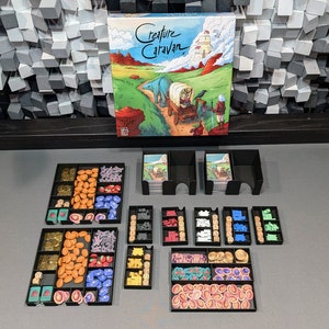 Pliki STL dla wkładki kompatybilnej z Creature Caravan, pasuje do komponentów deluxe i podstawowych żetonów, pierwszego małego rozszerzenia, kart w koszulkach