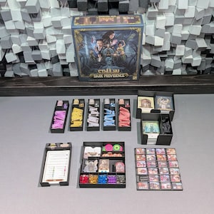 以下が含まれることがあります： 「クトゥルフ ダークプロビデンス」と題されたボードゲームの箱。カード、トークン、収納トレイなど、さまざまなゲームコンポーネントが含まれています。箱は暗く、イラストが描かれたデザインです。コンポーネントは灰色の表面に配置されています。