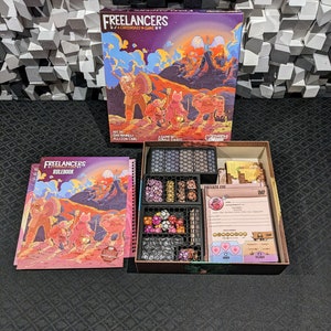 Insert compatible with Freelancers - fits sleeved cards, room for laminated sheets in the box