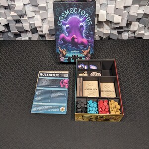 Insert, compatible with Cosmoctopus, holds sleeved cards