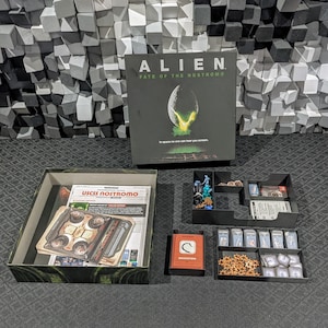 Insert, compatible with Alien Fate of the Nostromo- with plastic tokens, holds sleeved cards