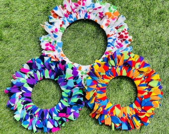 Op de afbeelding: Drie kleurrijke hondenspeelgoed in de vorm van een ring. De speelgoed zijn gemaakt van zacht materiaal met verschillende kleuren en patronen. De speelgoed zijn perfect voor honden van alle maten.