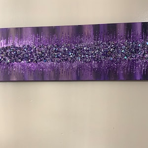 K&ouml;nnte beinhalten: Lila und schimmernde Glitzerkunst auf einer Leinwand mit einem strukturierten, tropfenden Effekt.