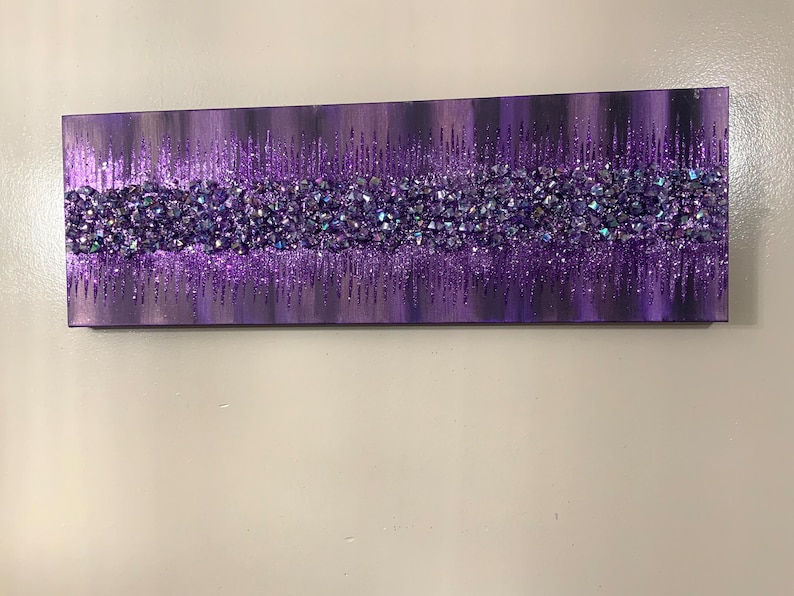K&ouml;nnte beinhalten: Lila und schimmernde Glitzerkunst auf einer Leinwand mit einem strukturierten, tropfenden Effekt.