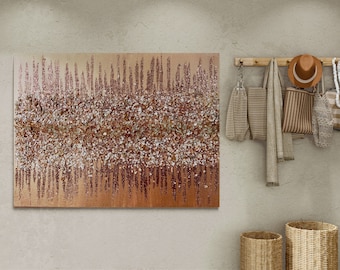 Op de afbeelding: Een groot abstract schilderij met een textuur. Het schilderij is gemaakt van verschillende tinten bruin, beige en wit. Het schilderij hangt aan een lichtbeige muur.