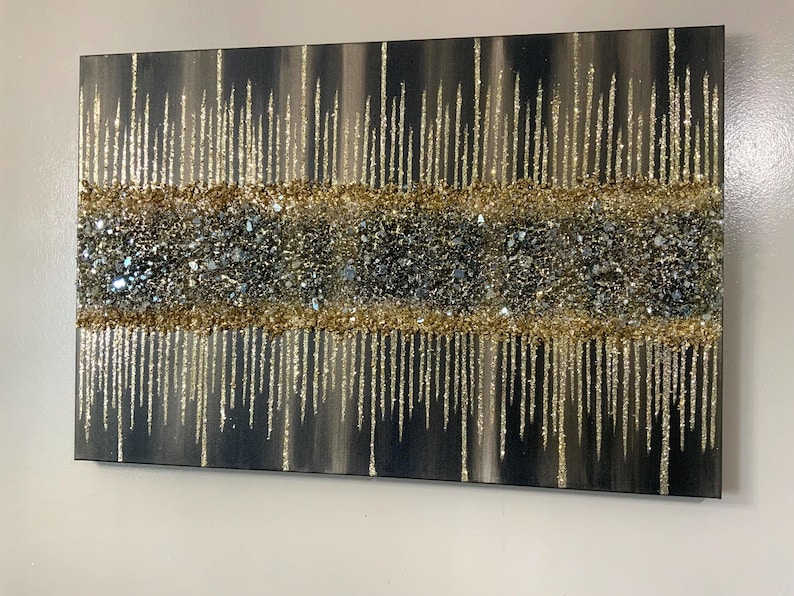 Puede incluir: Pintura abstracta con fondo negro y purpurina dorada y plateada. La purpurina est&aacute; dispuesta en forma de goteo.