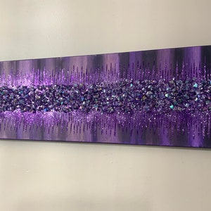 K&ouml;nnte beinhalten: Lila und schimmernde Glitzerkunst auf Leinwand mit einer strukturierten, geschichteten Wirkung. Der Glitzer ist in einem horizontalen Band &uuml;ber die Leinwand angeordnet.