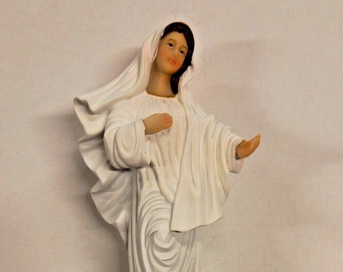 Statue of Our Lady of Medjugorje cm 20 ( 7,87 inches) in hand-decorated resin of handcrafted production