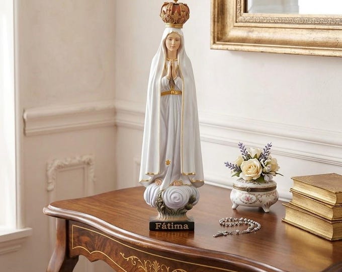 Statue of Our Lady of Fatima Pilgrim carved in Valgardena wood and hand-decorated, Italian artisan production, various sizes