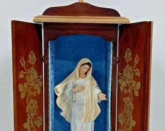 Wooden case cm 70 (27.55 inches) with fabric interior and statue of Our Lady of Medjugorje cm 40 (15.74 inches) handcrafted