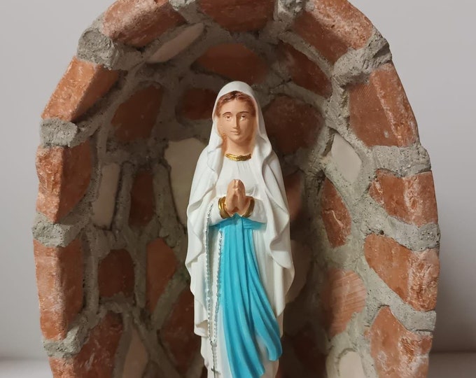 Cave for handcrafted statue in red Verona marble with Botticino marble inserts 20.5 x 14 cm with Madonna of Lourdes of Italian production