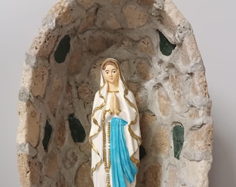 Handcrafted ivory marble statue grotto with Guatemala green marble inserts, 23.5 x 15 cm, Italian production, with a statue of Our Lady of Lourdes