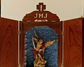 Wooden display case, handcrafted, with fabric interior, with statue of St. Michael the Archangel in resin marble of 27 cm (10.62 inches) resealable
