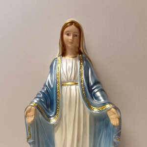 Statue of the Miraculous Madonna cm 22 (8.66 inches) in plaster, hand decorated with pearl finish, handcrafted in Italy