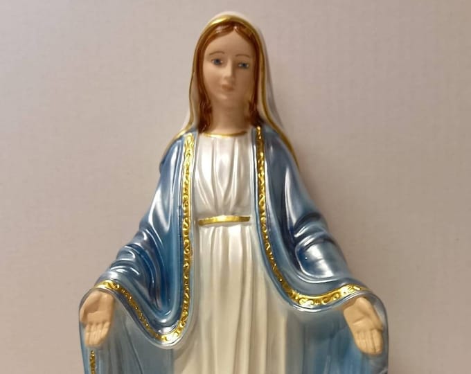 Statue of the Miraculous Madonna cm 22 (8.66 inches) in plaster, hand decorated with pearl finish, handcrafted in Italy