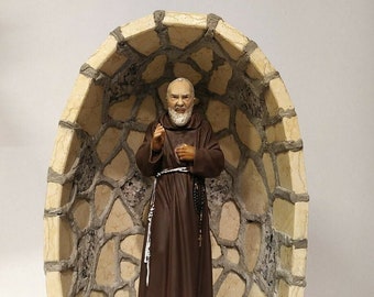 Artisan cave in yellow marble cm 36 X 26 with St. Padre Pio of Pietrelcina cm 30