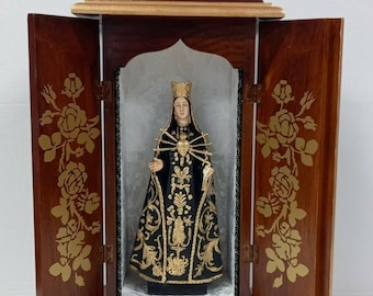 Wooden display case, handcrafted, 51 cm (20.07 inches), with closable damask interior with statue of Our Lady of Sorrows 28 cm (11.02 inches)