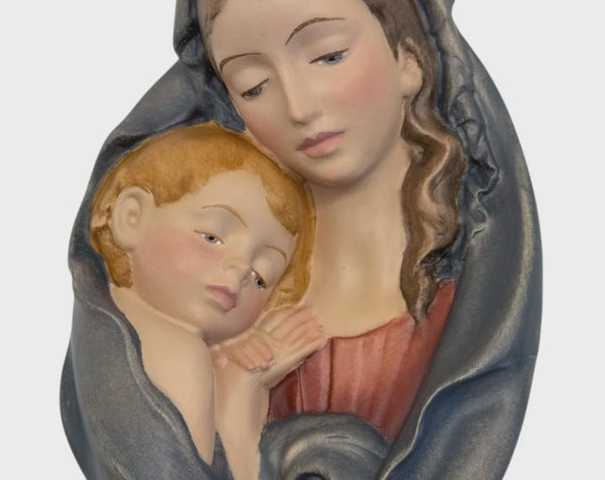 Hanging plaque of the Madonna and Child carved in Valgardena wood, hand-decorated, Italian artisan production.
