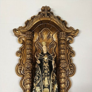 Oratory cm 44 x 26 (17.32 x 10.23 inches) to hang, in marble resin, with statue of the Madonna Addolorata cm 20 (7.87 inches) handcrafted