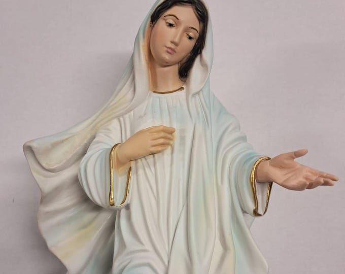 Statue of Our Lady of Medjugorje cm 42 (16.53 inches) in marble resin full decorated by hand of Italian artisan production