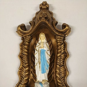 Oratório cm 35 X 17 (13,77 x 6,69 polegadas) para pendurar, em resina de mármore, com estátua da Madona de Lourdes cm 16 (6,29 polegadas) feita à mão