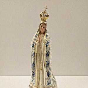 Estatua de Nuestra Señora de Fátima en resina de vidrio, 28 cm (11,02 pulgadas), decorada a mano con acabado floral, producción artesanal