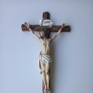 Crucifijo cruzado para colgar, cm 63 x 31 (24,80 x 12,20 pulgadas) en mármol de resina maciza decorado a mano de producción artesanal