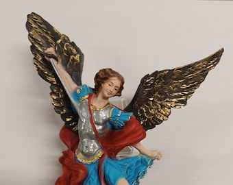 Statue of Saint Michael the Archangel 28 cm to the wing (11.02 inches) in hand-decorated resin, Italian artisan production