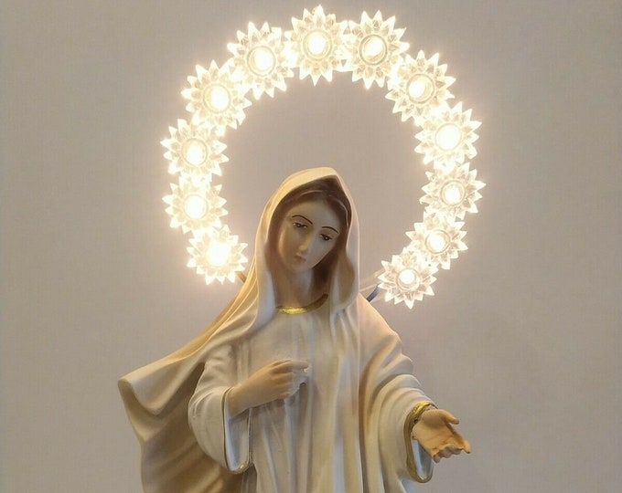 Madonna of Medjugorje statue cm 30 (11,81 inches) with luminous halo, in hand-decorated marble resin of Italian artisan production