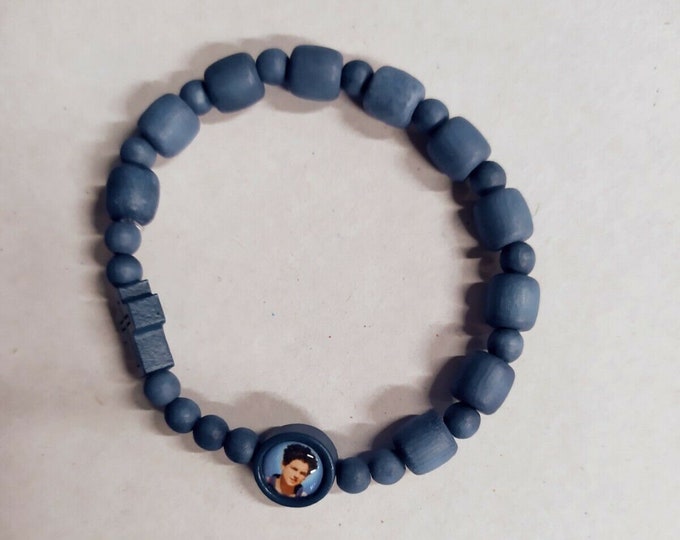 Blessed Carlo Acutis ten-decade rosary bracelet in elasticized blue wood, handcrafted in Italy