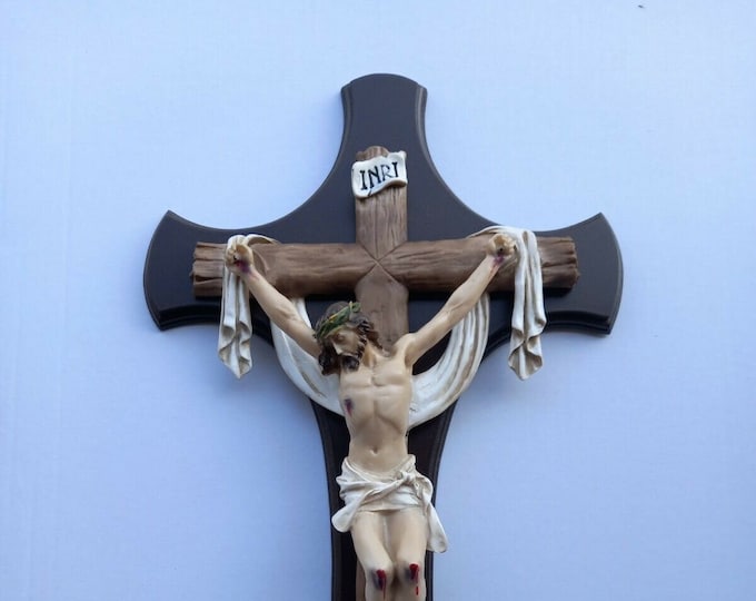 Crucified cross to hang, cm 46 x 28,5 (18,11 x 11,22 inches) wood with body in resin marble decorated by hand of artisan production