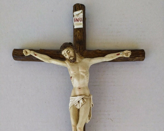 Cross crucifix 31 x 22 cm (12.20 x 8.66 inches) in hand-decorated resin marble of Italian artisan production