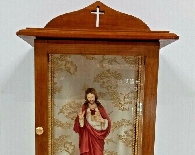 Wood and glass case cm 54 (21,25 inches) with resin marble statue of the Sacred Heart of Jesus measuring cm 30 (11,81 inches) handcrafted production