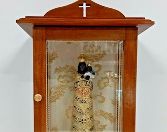 Wood and glass case cm 47 (18.50 inches) fabric interior and statue of the Madonna of Loreto cm 30 (11.81 inches) handcrafted production