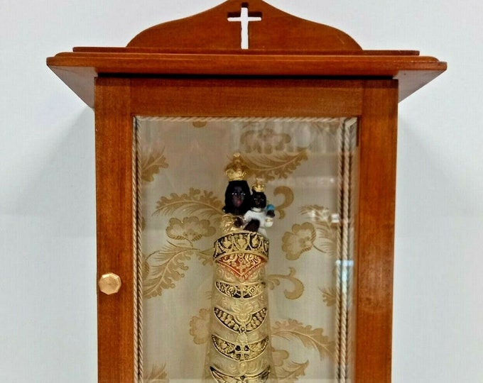 Wood and glass case cm 47 (18.50 inches) fabric interior and statue of the Madonna of Loreto cm 30 (11.81 inches) handcrafted production
