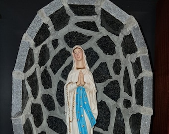 Handcrafted marble cave 36 x 26 cm with Madonna of Lourdes statue 27 cm made in Italy