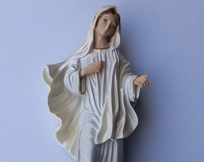 Statue of Our Lady of Medjugorje cm 30 (11,81 inches) in resin pearl decoration of Italian artisan production
