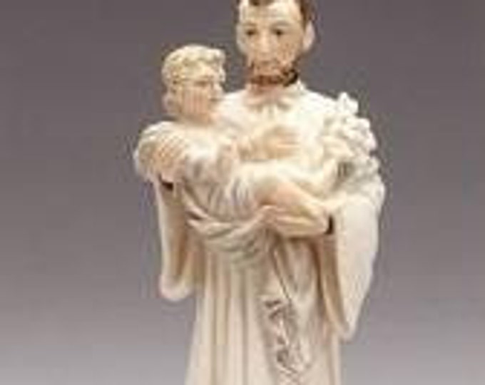 Statue of Saint Gaetano cm 19 (7.48 inches) made of alabaster powder, hand decorated, artisanal production, made in Italy