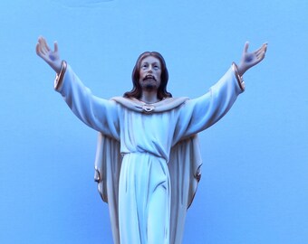 Statue of the Risen Jesus Christ 40 x 22 cm (15.74 x 8.66 inches) in hand-decorated resin marble, handcrafted production