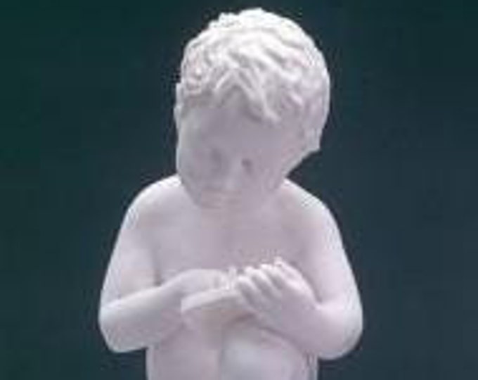 Classic sculpture "Putto che scrivere" in alabaster powder, marble base, cm 28 (11.02 inches) of Italian artisan production.