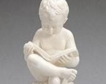 Classic sculpture "Putto che leggere" by Canova, in alabaster powder, 19 cm (7.48 inches), handcrafted in Italy.