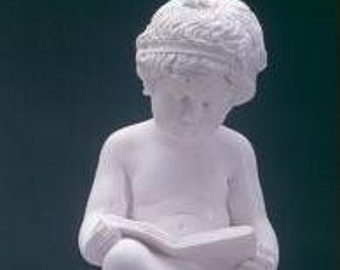 Classic sculpture "Putto che leggere" in alabaster powder, marble base, cm 28 (11.02 inches) of Italian artisan production.
