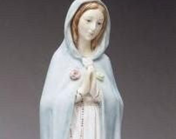 Statue of the Madonna Maria Rosa Mistica of Montichiari cm 41 (16.14 inches) in hand-decorated alabaster powder, made in Italy