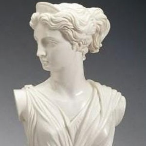 Classic sculpture &quot;Bust of Artemis&quot; made of alabaster powder, marble base, various sizes available Made in Italy