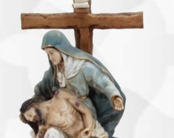 Statue of the Pietà di Cristo cm 52 (20,47 inches) made of resin and finely decorated by hand of handcrafted production