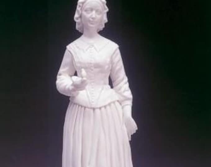 Classical sculpture Florence Nightingale, cm 34 (13.38 inches) in alabaster powder, marble base, handcrafted, made in Italy
