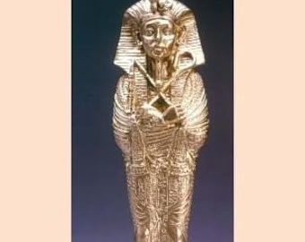 Classical Egyptian Art Sculpture "Mummy of Tutankhamun" cm 30 (11.81 inc) hand-decorated alabaster dust, marble base, made in Italy