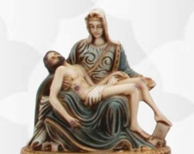 Statue of the Pietà di Cristo cm 20 (7,87 inches) made of resin and finely decorated by hand of artisan production