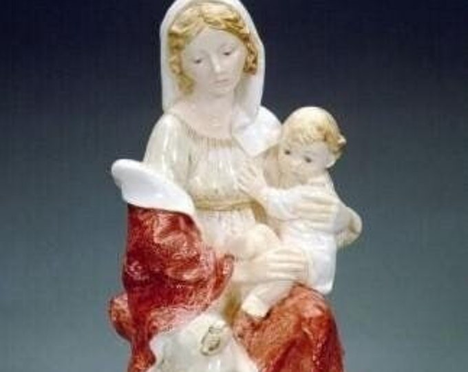 Statue of the Madonna sitting with child, cm 36 (14.17 inch) in alabaster powder, hand decorated, artisanal production, made in Italy