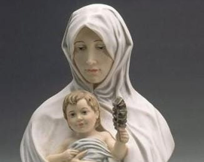 Bust statue of the Madonna of Peace cm 32 (12.59 inches) in alabaster powder, wooden base, hand decorated, made in Italy
